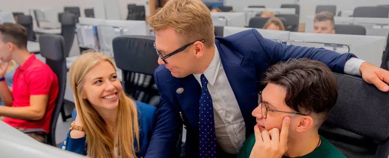 Studenci dyskutują o prawie i cenie na studiach w Akademii Leona Koźmińskiego.