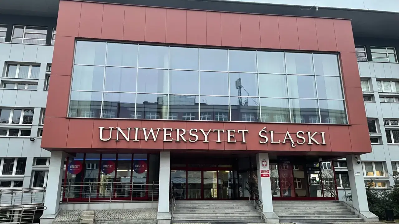 Uniwersytet Śląski w Katowicach, nowoczesny budynek z dużymi oknami i napisem uczelni. Idealne miejsce na studia.