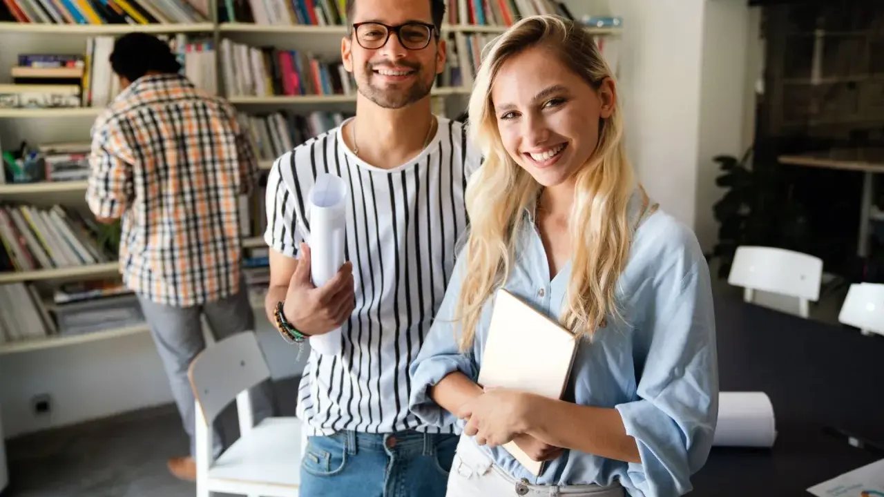 Uśmiechnięci studenci w Warszawie, planujący swoją przyszłość w logistyce.
