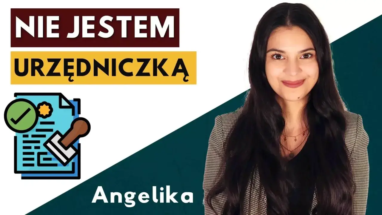 Angelika, która zajmuje się administracją studia, prezentuje dokument z pieczęcią i zaznaczonym polem.