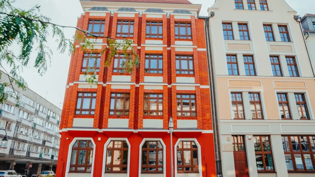 Jasna fasada i ceglany budynek przyciągają wzrok. Może tu mieści się filologia angielska we Wrocławiu?