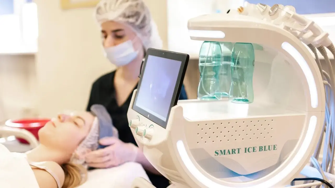 Nowoczesna kosmetologia w Poznaniu: zabieg na twarz z użyciem urządzenia Smart Ice Blue.