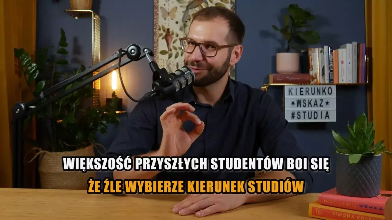 Mężczyzna z okularami i mikrofonem mówi o obawach przyszłych studentów przed złym wyborem kierunku studiów.
