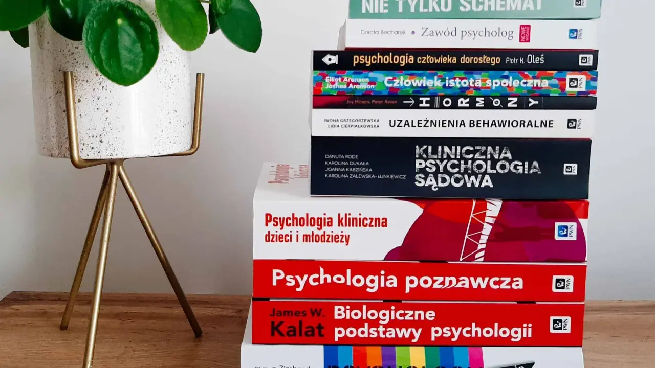 Stos książek do psychologii, w tym "Psychologia kliniczna sądowa", idealny do studiów.