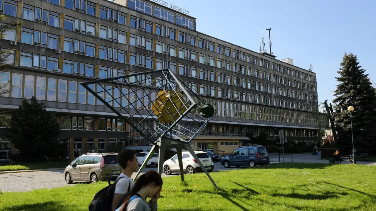 Uniwersytet Rolniczy w Krakowie. Przed monumentalnym budynkiem stoi abstrakcyjna rzeźba.