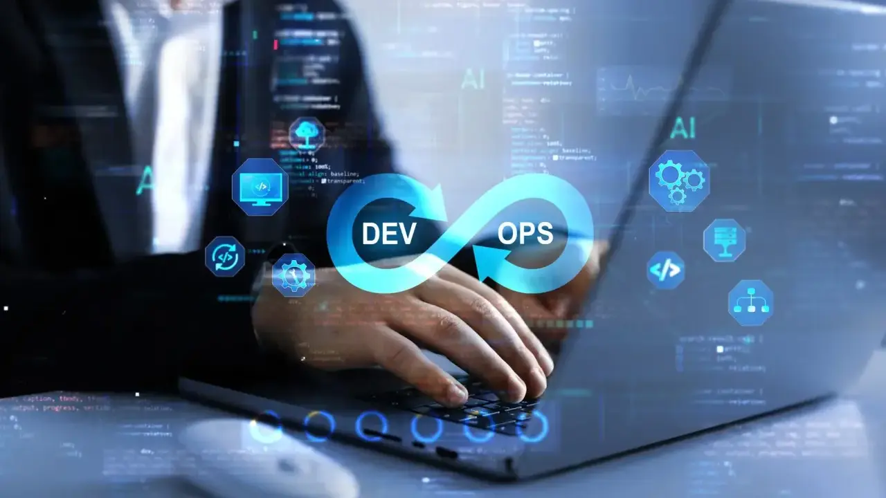 DevOps in action: osoba pracuje przy laptopie, na ekranie symbol nieskończoności z napisami DEV i OPS, otoczony ikonami technologicznymi.