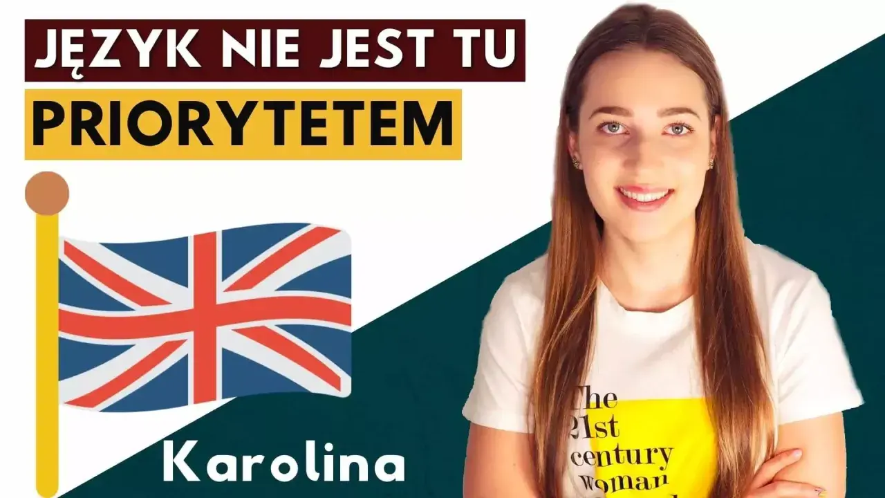 Karolina, studentka SWPS filologii angielskiej, z flagą Wielkiej Brytanii. Napis: "Język nie jest tu priorytetem".