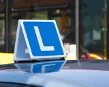 Znak "L" na dachu samochodu symbolizuje naukę jazdy. Chcesz wiedzieć, jak zostać instruktorem jazdy? To pierwszy krok do kariery!
