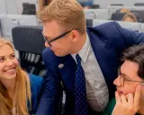 Studenci dyskutują o prawie i cenie na studiach w Akademii Leona Koźmińskiego.