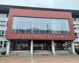 Uniwersytet Śląski w Katowicach, nowoczesny budynek z dużymi oknami i napisem uczelni. Idealne miejsce na studia.