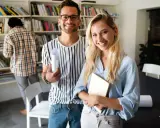 Uśmiechnięci studenci w Warszawie, planujący swoją przyszłość w logistyce.