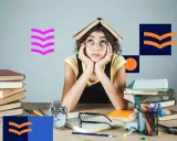 Zmęczona studentka z książką na głowie, otoczona stosami książek i materiałami do nauki. Tak wyglądają studia niestacjonarne.