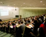 Wykład w auli uniwersyteckiej. Studenci siedzą w rzędach, słuchając wykładowcy. Może to być jeden z najmniej obleganych kierunków studiów, skoro sala jest tak pusta.