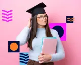 Studentka w togi zastanawia się, ile trwa sesja na studiach. Trzyma książki, a tło zdobią geometryczne kształty.