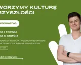 Młody mężczyzna z uśmiechem, zachęca do studiów kulturoznawczych, w tym projektowania graficznego.