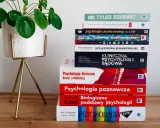 Stos książek o psychologii, w tym "Psychologia poznawcza", "Psychologia kliniczna" i "Podstawy psychologii". Idealne dla studentów psychologii w Poznaniu.