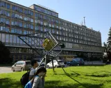 Uniwersytet Rolniczy w Krakowie. Przed monumentalnym budynkiem stoi abstrakcyjna rzeźba.