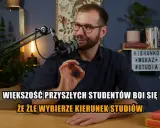 Mężczyzna z mikrofonem i okularami, który pomaga wybrać kierunek studiów. Wiele osób obawia się, na jakie studia iść.