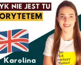 Karolina, studentka SWPS filologii angielskiej, z flagą Wielkiej Brytanii. Napis: "Język nie jest tu priorytetem".
