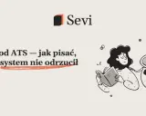 CV pod ATS – jak pisać, żeby system nie odrzucił. Kobieta z robotem uczą się, jak przygotować dokumenty.