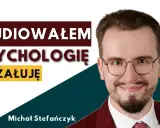 Michał Stefańczyk, który studiował psychologię w Szczecinie, nie żałuje swojej decyzji. Uśmiechnięty mężczyzna w okularach.
