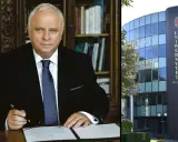 Rektor w gabinecie, obok budynek Uniwersytetu z napisem "Uniwersytet Przyrodniczy w Lublinie".