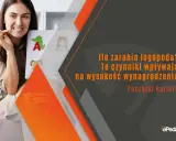 Logopeda z kartami obrazkowymi, wyjaśnia czym zajmuje się logopeda i jakie czynniki wpływają na zarobki.