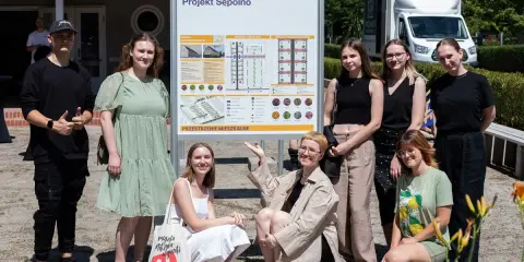 Grupa studentów prezentuje projekt "Sepolno". To ich studia PR we Wrocławiu.