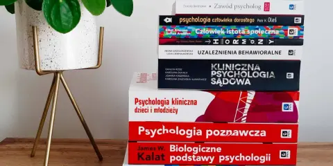 Stos książek o psychologii, w tym "Psychologia poznawcza", "Psychologia kliniczna" i "Podstawy psychologii". Idealne dla studentów psychologii w Poznaniu.