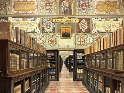 Wnętrze biblioteki, gdzie znajdują się zabytkowe księgi, przypomina o bogatej historii najstarszego uniwersytetu na świecie.