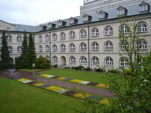 Dziedziniec uniwersytecki w Lublinie, idealne miejsce na studia.