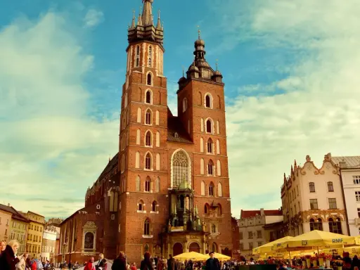 Rynek Główny w Krakowie, z Kościołem Mariackim w tle. Idealne miejsce na studia krakow i spacer.