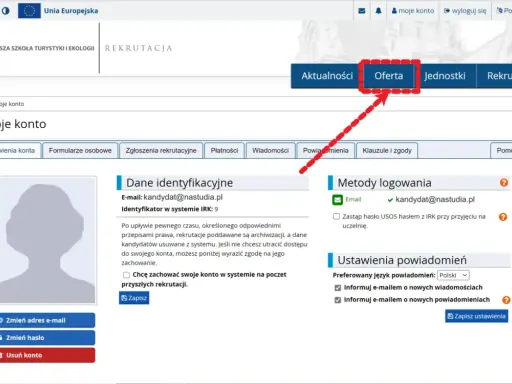 Czerwona strzałka wskazuje przycisk "Oferta" na stronie internetowej uczelni.