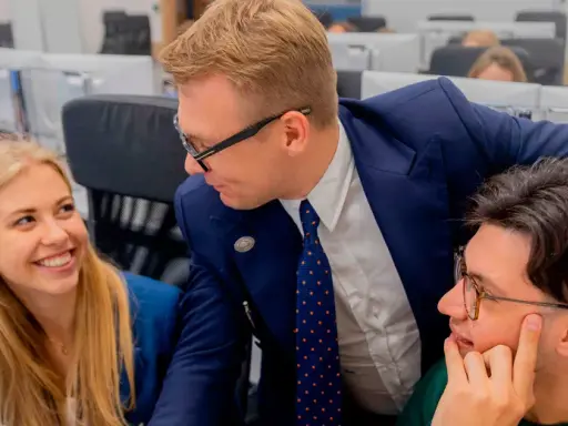 Studenci dyskutują o prawie i cenie na studiach w Akademii Leona Koźmińskiego.