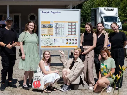 Grupa studentów prezentuje projekt "Sepolno". To ich studia PR we Wrocławiu.
