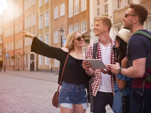 Grupa przyjaciół zwiedza urokliwe uliczki, planując dalszą podróż po uniwersytety w Polsce.