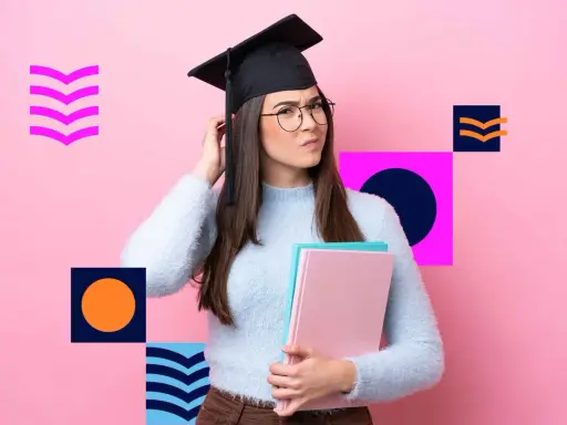 Studentka w togi zastanawia się, ile trwa sesja na studiach. Trzyma książki, a tło zdobią geometryczne kształty.