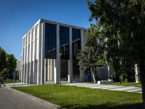 Nowoczesny budynek, gdzie mieści się psychologia Rzeszów. Wokół zieleń i słoneczny dzień.