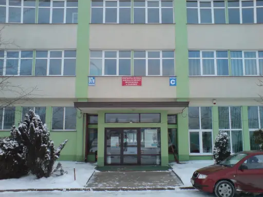 Budynek prywatnej wyższej szkoły ochrony środowiska w Radomiu, zimą.