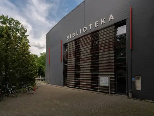 Nowoczesna biblioteka na terenie Akademii Ignatianum w Krakowie. Obok stoją rowery.