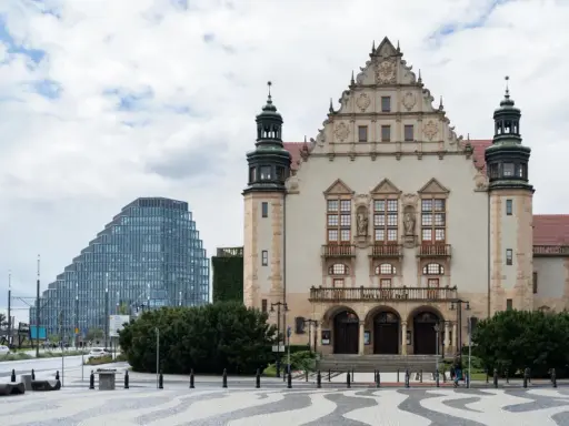Dawny budynek uniwersytecki i nowoczesny wieżowiec w Poznaniu. Idealne miejsce na studia!
