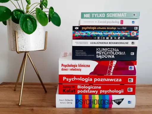 Stos książek o psychologii, w tym "Psychologia poznawcza", "Psychologia kliniczna" i "Podstawy psychologii". Idealne dla studentów psychologii w Poznaniu.