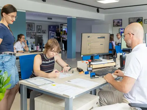 Studentka wypełnia dokumenty w biurze Zachodniopomorskiego Uniwersytetu Technologicznego w Szczecinie.