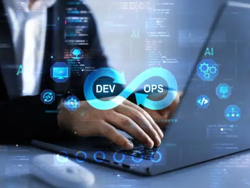 DevOps in action: osoba pracuje przy laptopie, na ekranie symbol nieskończoności z napisami DEV i OPS, otoczony ikonami technologicznymi.