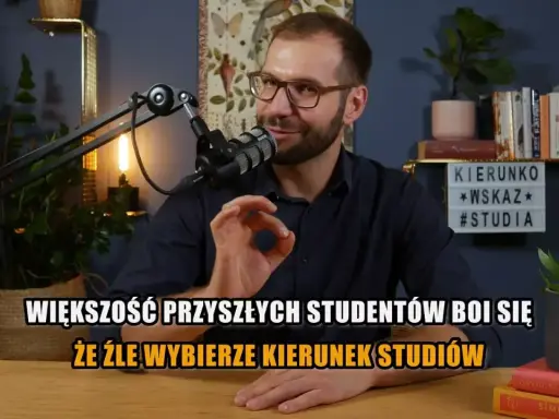 Mężczyzna z mikrofonem i okularami, który pomaga wybrać kierunek studiów. Wiele osób obawia się, na jakie studia iść.