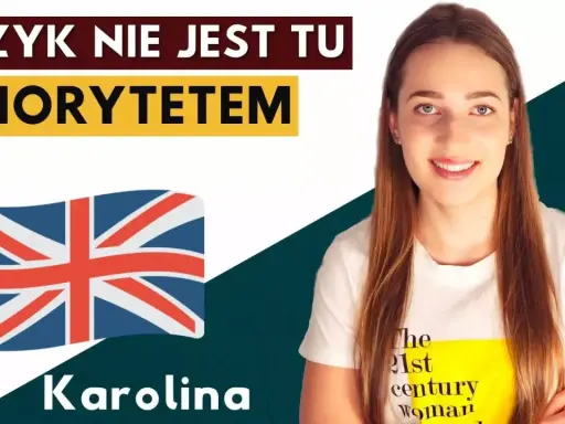 Karolina, studentka SWPS filologii angielskiej, z flagą Wielkiej Brytanii. Napis: "Język nie jest tu priorytetem".