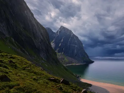 Majestatyczne góry Norwegii, jak z podręcznika filologii norweskiej, wpadają do spokojnego morza.