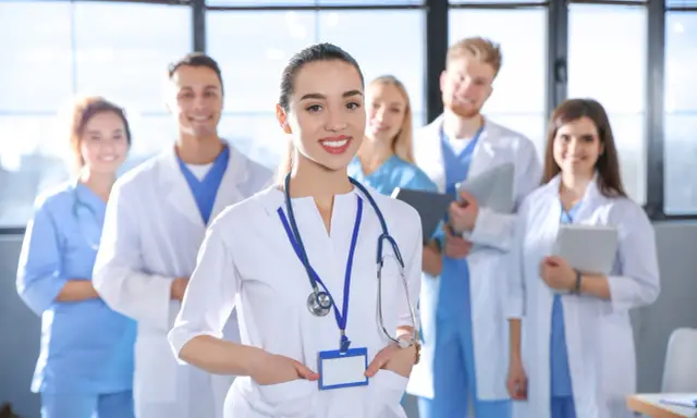 Uśmiechnięty zespół medyczny, przyszli lekarze z Akademii Śląskiej, gotowi do pracy.