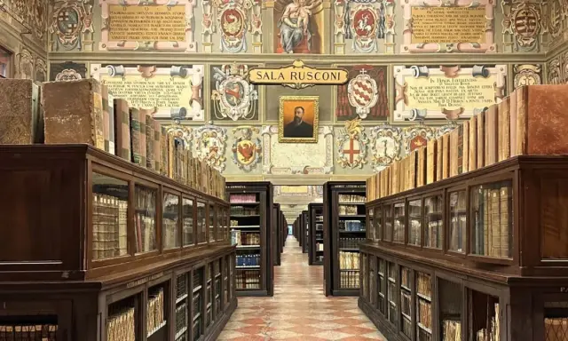 Wnętrze biblioteki, gdzie znajdują się zabytkowe księgi, przypomina o bogatej historii najstarszego uniwersytetu na świecie.