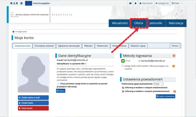 Czerwona strzałka wskazuje przycisk "Oferta" na stronie internetowej uczelni.